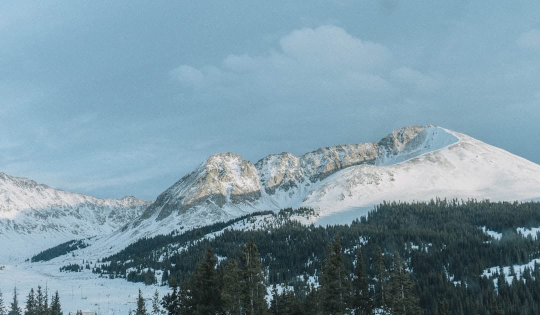 Photo Snow-capped mountains