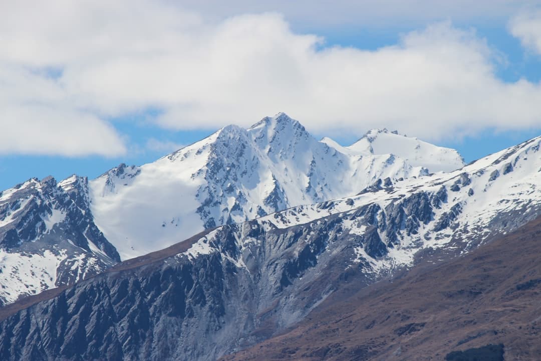 Photo Snow-capped mountains